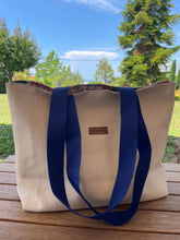 Загрузить изображение в средство просмотра галереи, Handgefertigte Strandtasche in beige, mit einem sehr schönen Innenstoff Meeresuntergrund
