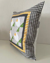 Lade das Bild in den Galerie-Viewer, Patchwork Kissenhülle, Landhausstil Kissenbezug, grau/gelb/grün/weiß 40x40cm
