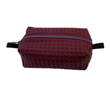 Cargar imagen en el visor de la galería, Handgefertigte Kosmetiktasche (Boxie Bag) aus optisch geflochtenem Kunstleder in Bordeauxrot
