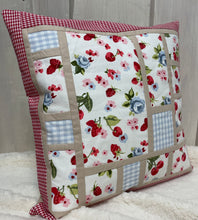 Carregar imagem no visualizador da galeria, Patchwork Kissenhülle, Landhausstil Kissenbezug * rot/beige/blau 40x40cm.
