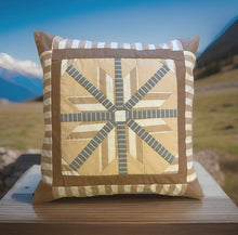 Lade das Bild in den Galerie-Viewer, Patchwork Kissenhülle, Landhausstil Kissenbezug, beige/weiß/grau 40x40cm
