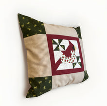 Lade das Bild in den Galerie-Viewer, Patchwork Kissenhülle, Landhausstil Kissenbezug,Vogel, beige/rot/grün/braun
