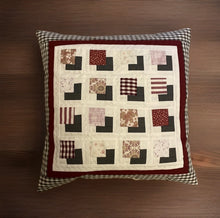 Lade das Bild in den Galerie-Viewer, Patchwork Kissenhülle, Landhausstil Kissenbezug, grau/ rot/ weiß 40x40cm
