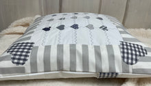 Carregar imagem no visualizador da galeria, Patchwork Kissenhülle, Landhausstil Kissenbezug, grau /weiß 40x40cm.
