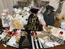 Lade das Bild in den Galerie-Viewer, Adventskalender,Landhausstil Adventskalender zum Befüllen, 24 Säckchen zum Advent , Adventskalender Zahlen aus Holz, schwarz /weiß
