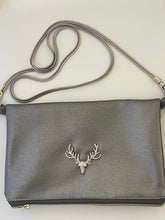 Lade das Bild in den Galerie-Viewer, Handgefertigte Umhängetasche, Handtasche in Silber Kunstleder
