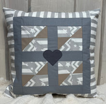 Carregar imagem no visualizador da galeria, Patchwork Kissenhülle, Landhausstil Kissenbezug, grau/weiß/beige 40x40cm.
