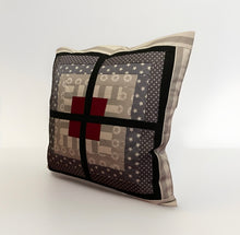 Carregar imagem no visualizador da galeria, Patchwork Kissenhülle, Landhausstil Kissenbezug, grau/ rot/ weiß 40x40cm

