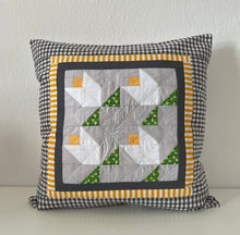 Lade das Bild in den Galerie-Viewer, Patchwork Kissenhülle, Landhausstil Kissenbezug, grau/gelb/grün/weiß 40x40cm
