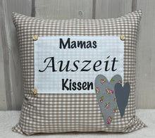 Carregar imagem no visualizador da galeria, Landhausstil Kissenhülle * Kissenbezug * Dekokissen „Mamas Auszeit Kissen“ beige/weiß kariert
