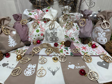 Lade das Bild in den Galerie-Viewer, Adventskalender,Landhausstil Adventskalender zum Befüllen, 24 Säckchen zum Advent , Adventskalender Zahlen aus Holz, weinrot/beige
