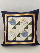 Lade das Bild in den Galerie-Viewer, Patchwork Kissenhülle, Landhausstil Kissenbezug, blau/grün/gelb 40x40cm
