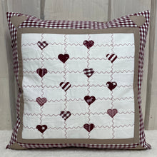 Carregar imagem no visualizador da galeria, Patchwork Kissenhülle, Landhausstil Kissenbezug, dunkelrot /beige /weiß 40x40cm.
