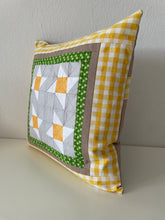 Carregar imagem no visualizador da galeria, Patchwork Kissenhülle, Landhausstil Kissenbezug, grau/gelb/grün/beige 40x40cm
