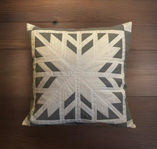 Lade das Bild in den Galerie-Viewer, Patchwork Kissenhülle, Landhausstil Kissenbezug, grau/weiß 40x40cm
