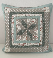 Carregar imagem no visualizador da galeria, Patchwork Kissenhülle, Landhausstil Kissenbezug, mint/beige/weiß 40x40cm.
