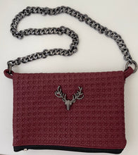 Charger l'image dans la galerie, Handgefertigte Umhängetasche, Handtasche in Bordeauxrote Kunstleder
