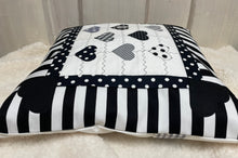 Carregar imagem no visualizador da galeria, Patchwork Kissenhülle, Landhausstil Kissenbezug, schwarz/weiß 40x40cm.
