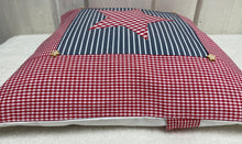 Carregar imagem no visualizador da galeria, Patchwork Kissenhülle, Landhausstil Kissenbezug, rot/blaugrau 40x40cm
