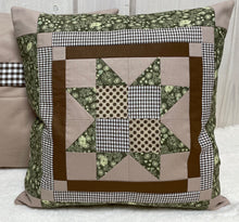 Carregar imagem no visualizador da galeria, Patchwork Kissenhülle, Landhausstil Kissenbezug, braun / beige /grün 40x40cm.
