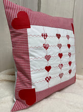 Carregar imagem no visualizador da galeria, Patchwork Kissenhülle, Landhausstil Kissenbezug, rot/weiß 40x40cm.
