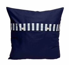 Carregar imagem no visualizador da galeria, Maritimer Kissenbezug personalisiert mit den Koordinaten von deinem Zuhause * Heimathafen … * blau/weiß/beige
