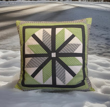Lade das Bild in den Galerie-Viewer, Patchwork Kissenhülle, Landhausstil Kissenbezug, grau/weiß/grün 40x40cm
