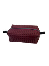 Cargar imagen en el visor de la galería, Handgefertigte Kosmetiktasche (Boxie Bag) aus optisch geflochtenem Kunstleder in Bordeauxrot
