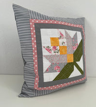 Charger l'image dans la galerie, Patchwork Kissenhülle, Landhausstil Kissenbezug, grau/rosa/grün 40x40cm
