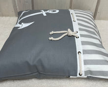 Lade das Bild in den Galerie-Viewer, Maritime Kissenhülle, Kissenbezug, Landhausstil Kissen, Dekokissen Anker grau/weiß
