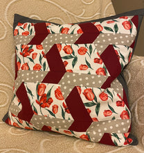 Carregar imagem no visualizador da galeria, Patchwork Kissenhülle in 3D Optik, Landhausstil Kissenbezug, rot/weiß/anthrazit 40x40cm
