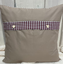 Carregar imagem no visualizador da galeria, Patchwork Kissenhülle, Landhausstil Kissenbezug, beige/dunkelrot 40x40cm.

