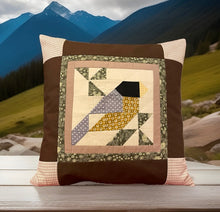 Carregar imagem no visualizador da galeria, Patchwork Kissenhülle, Landhausstil Kissenbezug, * Vogel *braun/gelb/grau 40x40cm
