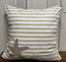 Lade das Bild in den Galerie-Viewer, 1 Maritime Kissenhülle, Kissenbezug, Landhausstil Kissenhüllen, Dekokissen *Seestern* beige/weiß gestreift
