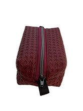 Cargar imagen en el visor de la galería, Handgefertigte Kosmetiktasche (Boxie Bag) aus optisch geflochtenem Kunstleder in Bordeauxrot

