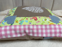 Carregar imagem no visualizador da galeria, Patchwork Kissenhülle, Landhausstil Kissenbezug, beige/rosa/grün 40x40cm.
