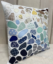 Carregar imagem no visualizador da galeria, Patchwork Kissenhülle, Seeglas Landhausstil Kissenbezug, blau / beige / weiß 40x40cm.
