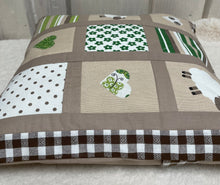 Carregar imagem no visualizador da galeria, Patchwork Kissenhülle, Landhausstil Kissenbezug, braun/grün 40x40cm.
