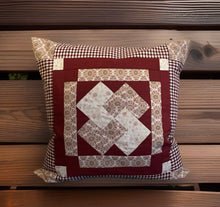 Load image into Gallery viewer, Patchwork Kissenhülle, Landhausstil Kissenbezug, beige/weinrot
