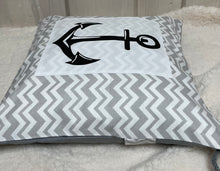 Lade das Bild in den Galerie-Viewer, Maritime Kissenhülle, Kissenbezug, Landhausstil Kissen * Anker * grau/weiß
