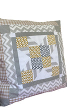 Carregar imagem no visualizador da galeria, Patchwork Kissenhülle, Landhausstil Kissenbezug, grau/weiß/gelb 40x40cm
