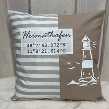 Carregar imagem no visualizador da galeria, Maritimer Kissenbezug personalisiert mit den Koordinaten von deinem Zuhause * Heimathafen * grau/weiß/beige
