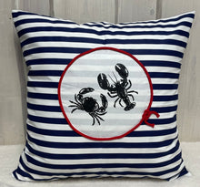 Lade das Bild in den Galerie-Viewer, Maritime Kissenhülle, Kissenbezug, Landhausstil Kissen, Dekokissen * Krebse * blau/weiß gestreift
