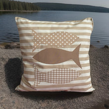 Carregar imagem no visualizador da galeria, Maritime Kissenhülle, Landhausstil Kissenbezug, Dekokissen *Fische* beige/weiß gestreift
