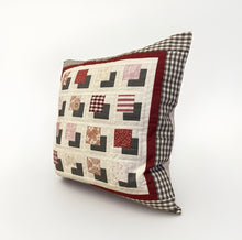 Lade das Bild in den Galerie-Viewer, Patchwork Kissenhülle, Landhausstil Kissenbezug, grau/ rot/ weiß 40x40cm
