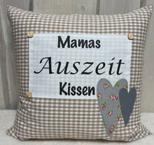 Carregar imagem no visualizador da galeria, Landhausstil Kissenhülle * Kissenbezug * Dekokissen „Mamas Auszeit Kissen“ beige/weiß kariert
