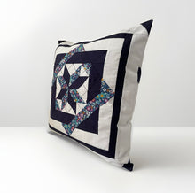 Lade das Bild in den Galerie-Viewer, Patchwork Kissenhülle, Landhausstil Kissenbezug, blau/weiß 40x40cm
