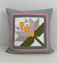 Charger l'image dans la galerie, Patchwork Kissenhülle, Landhausstil Kissenbezug, grau/rosa/grün 40x40cm
