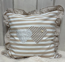 Cargar imagen en el visor de la galería, 1x Landhausstil Kissenhülle * Kissenbezug mit Rüschen  * Dekokissen * Herzen * beige/weiß
