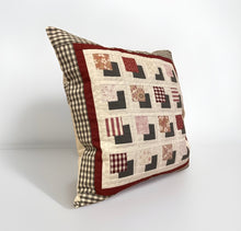 Lade das Bild in den Galerie-Viewer, Patchwork Kissenhülle, Landhausstil Kissenbezug, grau/ rot/ weiß 40x40cm
